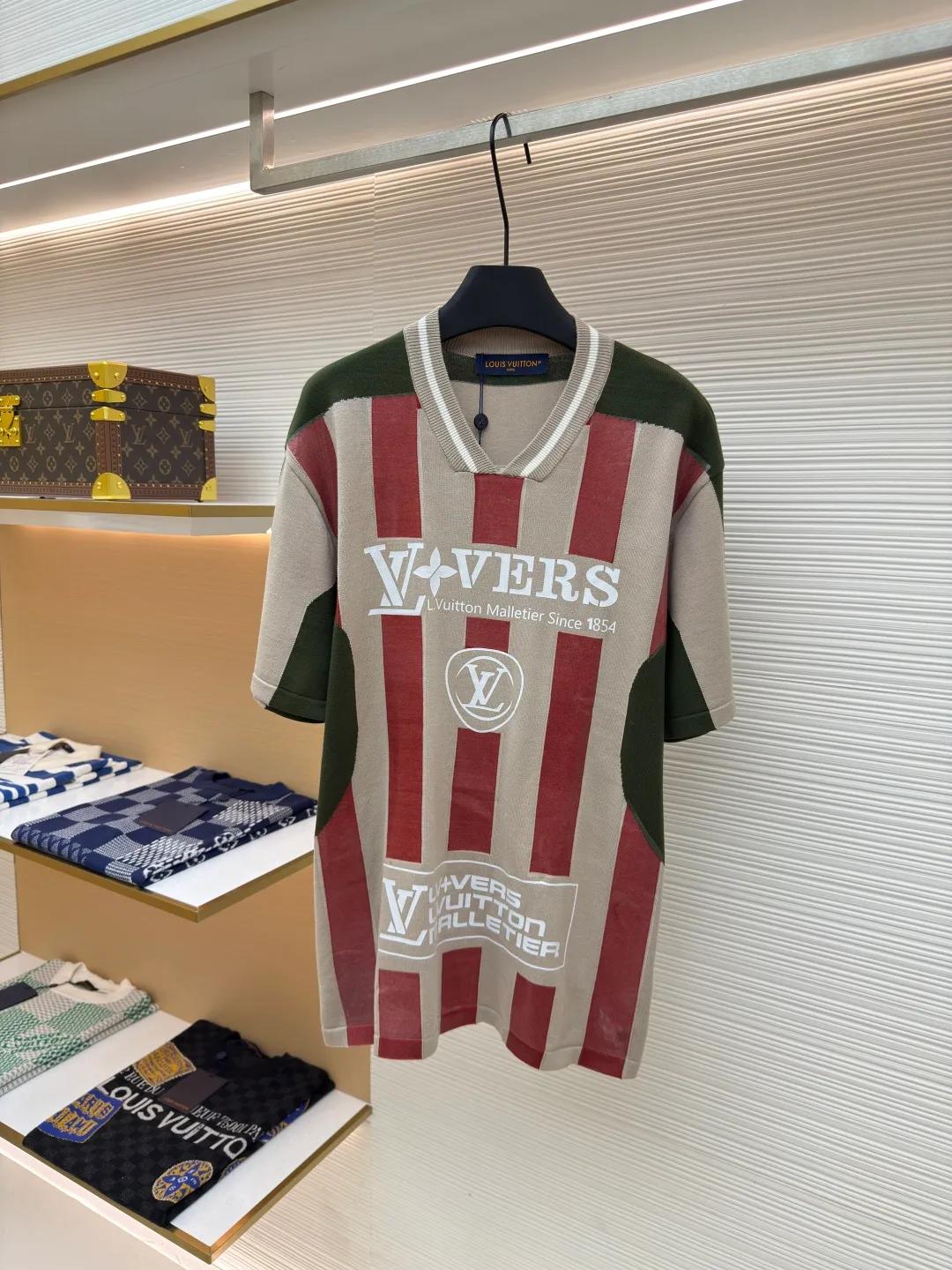LOUIS VUITTON jersey show style knitted short sleeves ●Authentic product: Purchased and developed for 9999 ●Item number: 1680297-B15 ●Fabric: long-staple cotton ●Technology: 16-needle flat knitted piece ●Version: fitted version ●Weight: about 310 grams ●Size: S-M-L-XL ●Description: The process is complex, the yarn is custom-woven and dyed, and the custom-dyed development takes more than a month. Custom-made cotton yarn is introduced. The jacquard fabric requires fine yarn count and extremely high requirements for raw cotton. The letter pattern adopts double-sided hanging wool technology, fine workmanship, and clear texture. The ultra-fine weaving thread is made of environmentally friendly fiber. The overall wiring is straight and delicate, the fabric is comfortable and soft, and the color is consistent without color difference. It can be matched with the same style to create a fashionable look and control various occasions. Customized accessories, complete with three standards, same style for men and women!